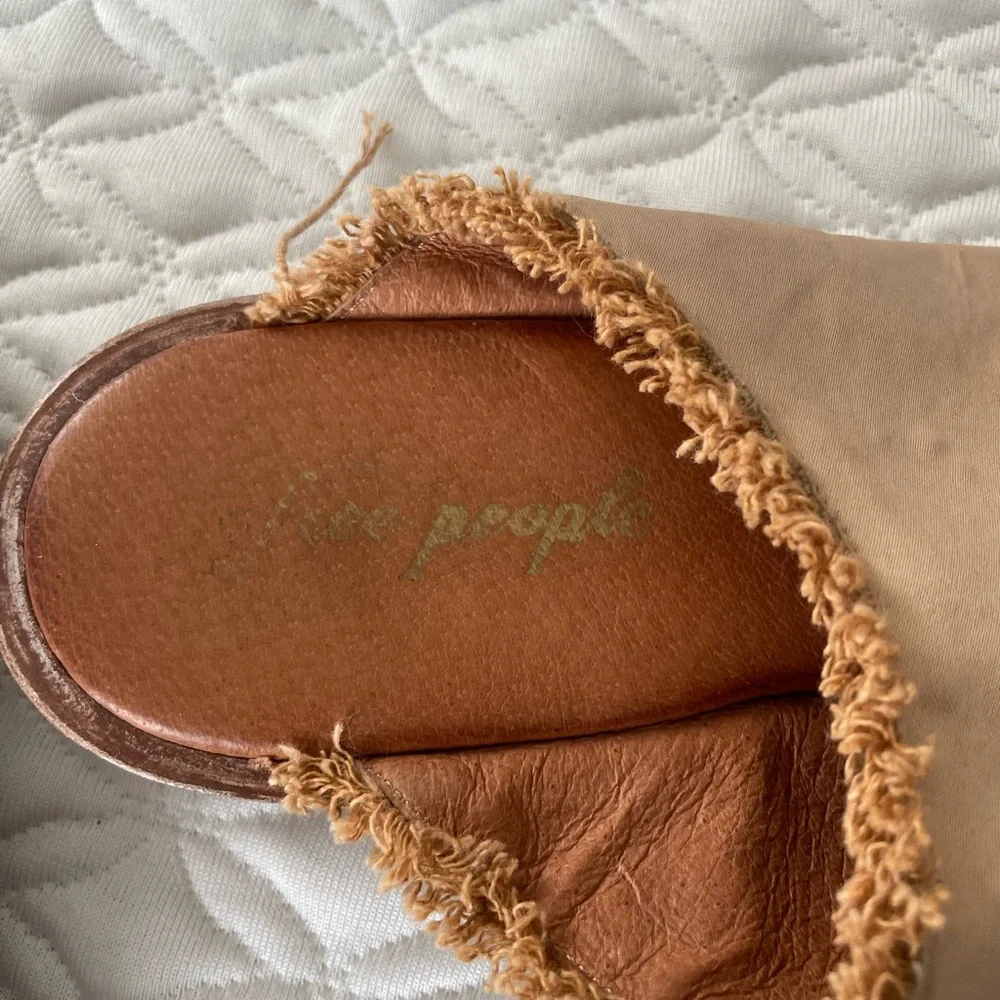 Free People SlipOn Open Toe Mule Gold Size 8.5 EU 39 - Picture 3 of 4